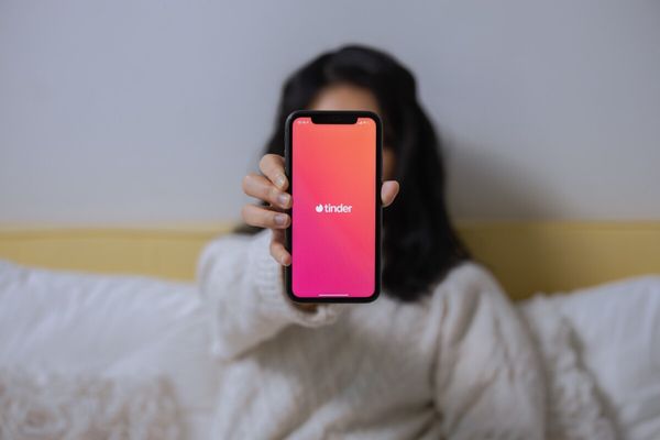 Elle crée un profil Tinder pour booster l’ego de son copain, l’idée se retourne contre elle