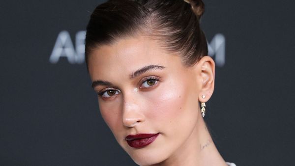 Hailey Bieber : adoptez son geste pour un look glamour de tous les jours