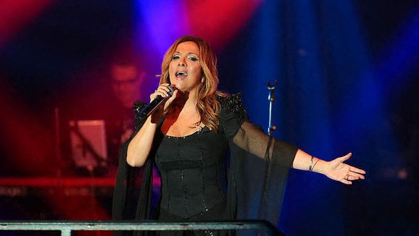 Hélène Ségara touchée par une mystérieuse maladie : la chanteuse se confie comme rarement sur le mal qui touche ses yeux 