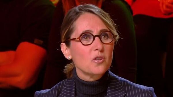 "Il est soupe au lait" : Alexia Laroche-Joubert défend Denis Brogniart mais reconnaît des "énervements"