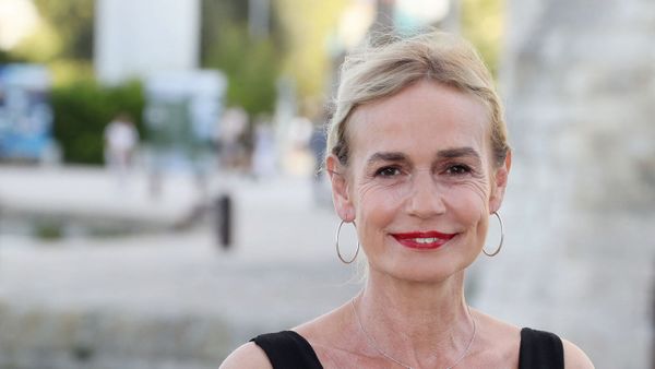 "Il m’a fracassé la mâchoire" : Sandrine Bonnaire donne des détails atroces sur les violences de son bourreau