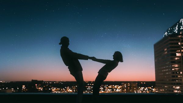 Ils tombent fous amoureux à 20 ans, mais doivent attendre soixante ans pour savourer leur bonheur