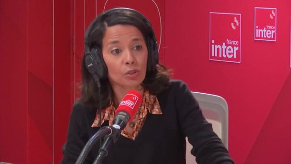 "J’ai honte" : en plein direct sur France Inter, Sophia Aram évoque sa mère maltraitante et délinquante