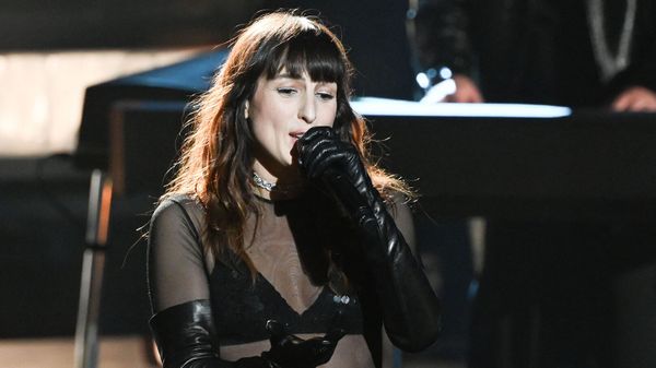 Juliette Armanet : son concert, diffusé en direct sur Canal+, interrompu de longues minutes à cause d’un incident insolite