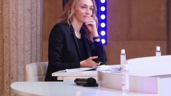 Laurie Delhostal : "Cache-misère", la journaliste malade d’un cancer prend les choses en main