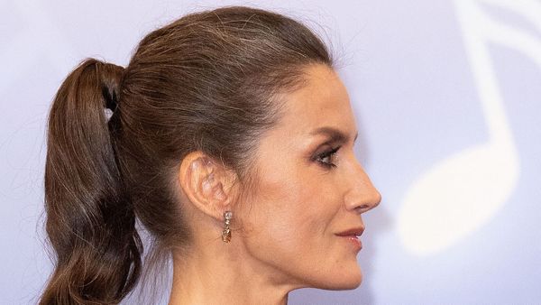 Letizia d’Espagne surprend : robe décolorée et coiffure tendance, elle en met plein la vue pour sa dernière sortie