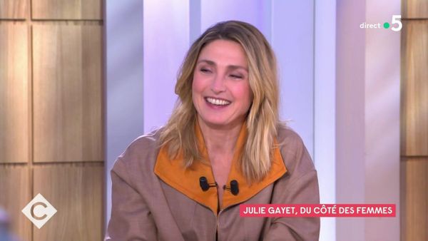 "On peut aussi aimer les vieilles voitures" : Julie Gayet se confie sans tabou sur son âge