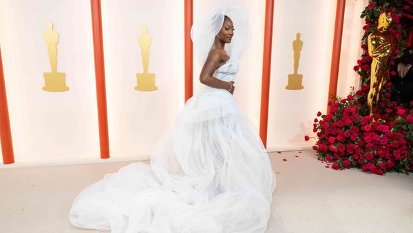 Oscars 2023 : robes fendues, poitrines apparentes… Les tenues les plus osées du tapis rouge (Photos)