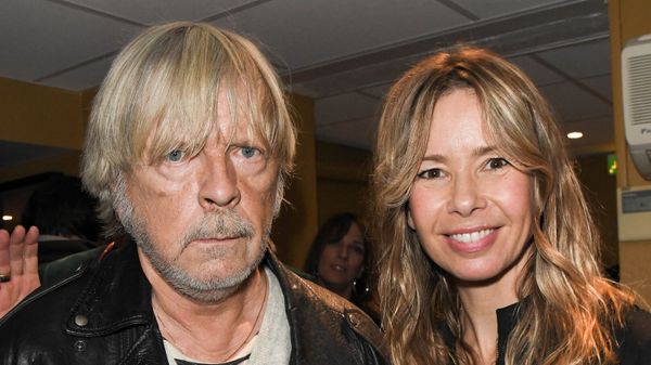 Renaud furieux : après les propos “hasardeux” de Romane Serda sur leur fils, il brise le silence et ça pique !