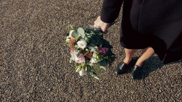 Sa fille trouve la mort de façon tragique et sordide, il ne survit pas à ses funérailles