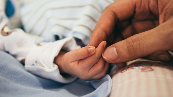 Son bébé de neuf mois meurt mystérieusement, sa théorie est effrayante