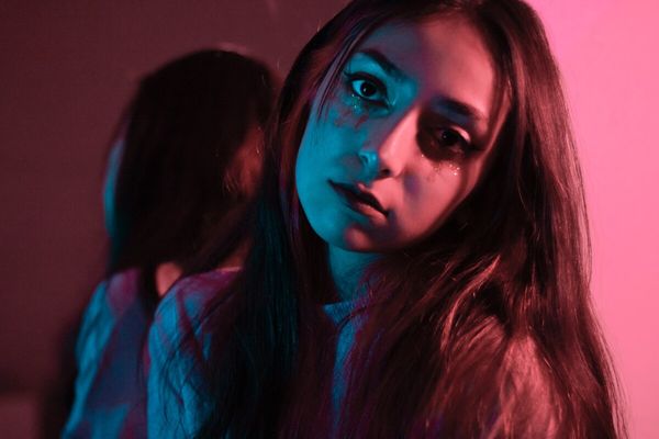 Son copain la trompe avec sa meilleure amie, elle se venge de la pire façon