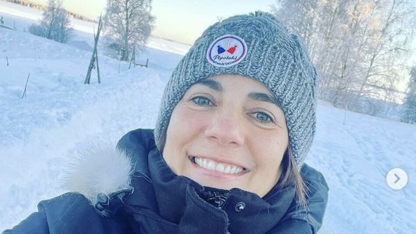 “Un peu de décence”, “Pire que les profs” : pourquoi les dernières vacances d’Estelle Denis font tiquer