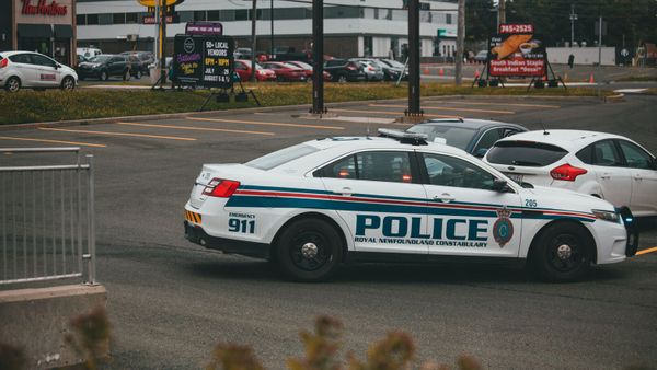 Un téléphone au contenu perturbant découvert chez un policier condamné pour des actes ignobles