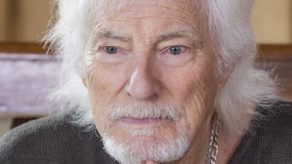 "Un voile complètement noir" : Hugues Aufray raconte sa terrible chute et les séquelles qui en découlent