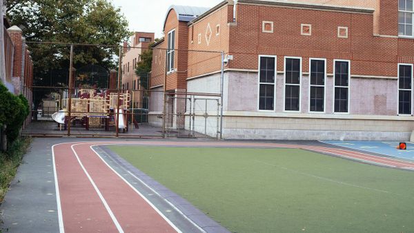 Une jeune fille de 11 ans s’écroule soudainement à l’école, l’issue est déchirante