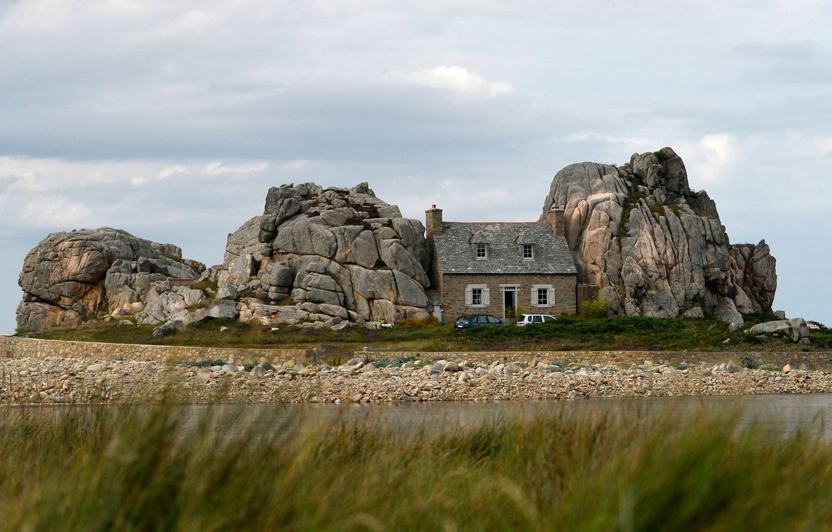 Bretagne : Une vacancière grièvement blessée après avoir chuté dans un gouffre