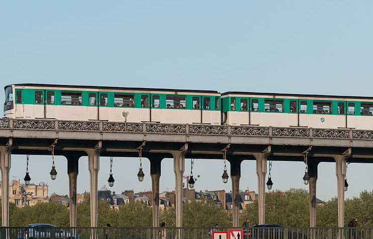 Paris : Une femme meurt happée par le métro après que sa veste se soit coincée dans les portes