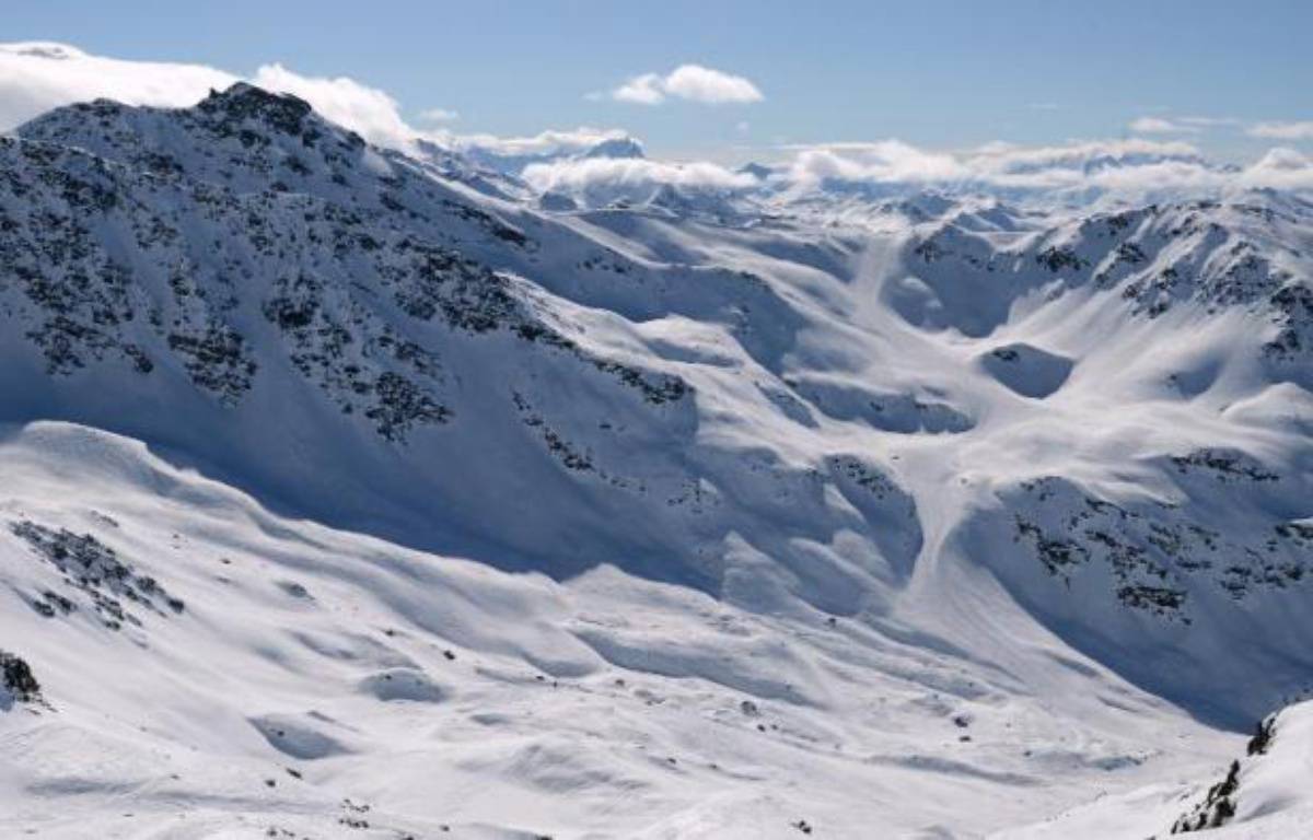 Grenoble : Coincée sous la neige pendant trois jours, une skieuse s’en sort grâce à sa couverture de survie