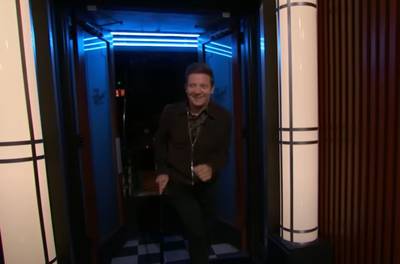 Plusieurs mois après son grave accident, Jeremy Renner fait son retour à la télévision avec une canne