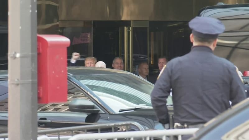 Donald Trump s’affiche le poing levé avant de se rendre au tribunal de New York