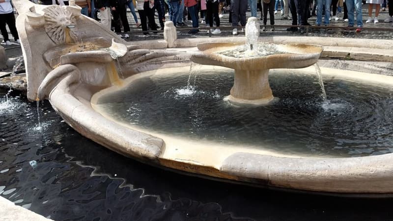 Italie: des militants environnementalistes noircissent l’eau d’une fontaine historique à Rome