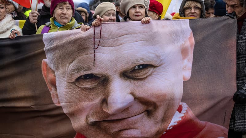 Des milliers de Polonais manifestent pour défendre la réputation de l’ex-pape Jean Paul II