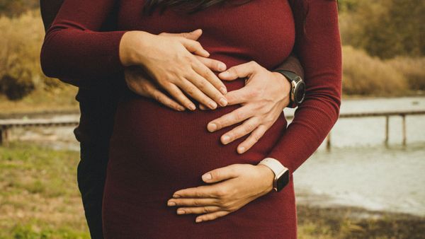 Après plusieurs incidents perturbants, il est accusé d’un geste effroyable envers sa femme enceinte