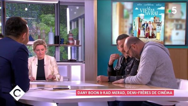 "Beaucoup trop…" : la tenue inadaptée d’Anne-Élisabeth Lemoine dans C à vous moquée par Dany Boon et Kad Merad