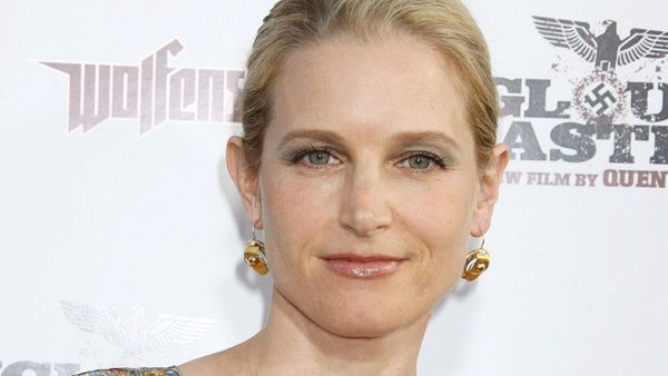 Bridget Fonda : 20 ans après son retrait d’Hollywood, l’actrice est, tout simplement, méconnaissable !