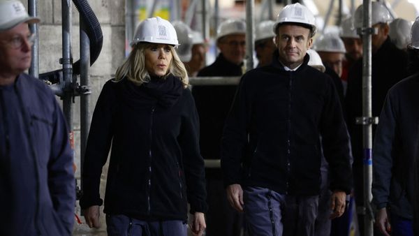 Brigitte Macron : casque et combinaison de protection… Elle accompagne son mari dans une visite lourde de sens
