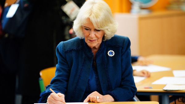 Camilla Parker Bowles : en visite à l’école, elle dessine un drôle de personnage, les critiques fusent
