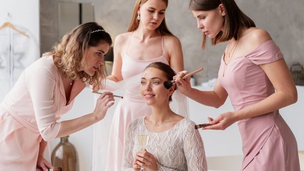 Choquée par les exigences de sa sœur pour son mariage, elle l’abandonne le jour J