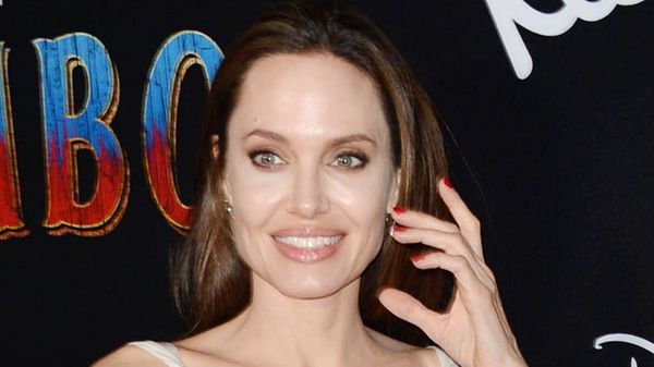 Dans la chambre des stars. Angelina Jolie et le lancer de couteau : sa curieuse habitude sexuelle