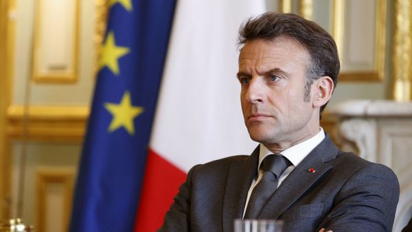 Emmanuel Macron piégé ? Ce chant improvisé dans Paris en pleine nuit qui sonne très mal après son allocution