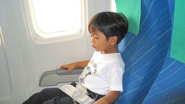 Excédé par les cris d’un enfant avant le décollage, un passager s’en prend à l’avion