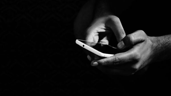 L’amant reçoit une photo abominable de la part du mari jaloux sur son portable