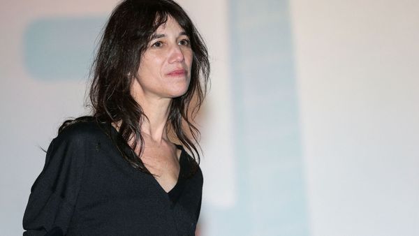 "Sauver ma peau" : les mots durs de Charlotte Gainsbourg sur sa fuite à New York après la mort de sa soeur