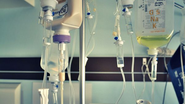 Un couple vend sa maison, s’envole en Turquie pour une chirurgie esthétique et le regrette amèrement