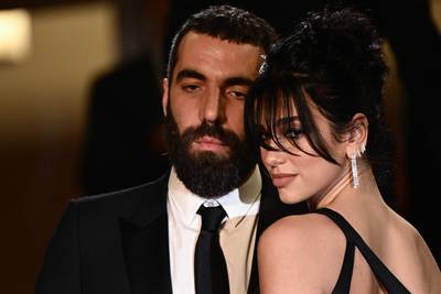À Cannes, Dua Lipa officialise sa relation avec le cinéaste français Romain Gavras