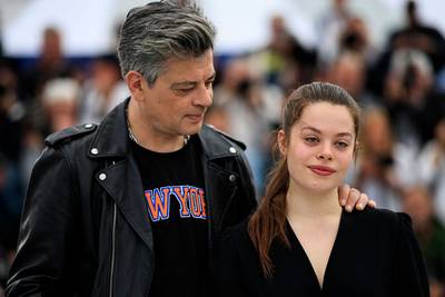 “Grosse et laide”: la fille de Benjamin Biolay cible de vives critiques à Cannes, son père prend sa défense