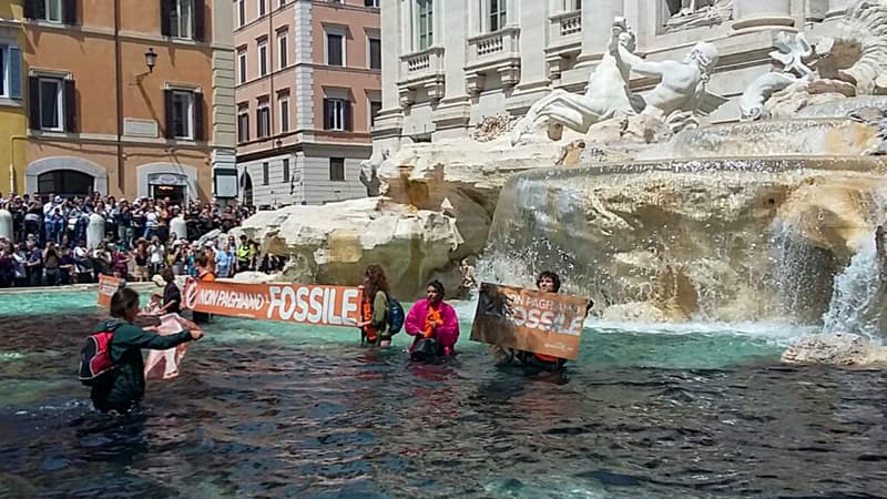 Italie: des militants écologistes noircissent l’eau de la fontaine de Trevi à Rome
