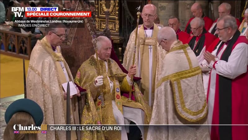 Manteau d’or, les éperons, les épées, l’orbe.. Charles III reçoit les insignes du couronnement