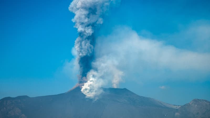 Italie: l’Etna crache des cendres, fermeture de l’aéroport de Catane
