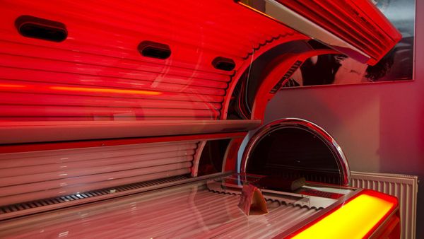 Accro aux séances d’UV, elle remarque un détail perturbant sur son visage qui va tout changer