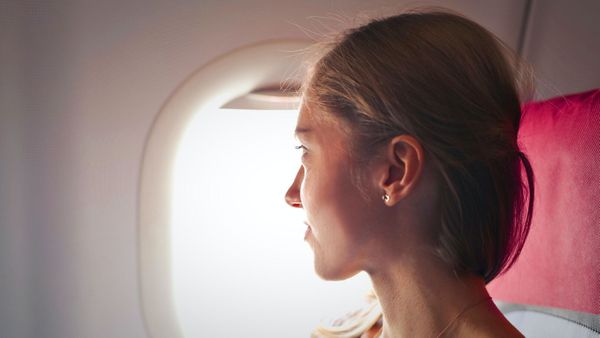Adepte de la première classe en avion, il relègue sa femme en seconde pour une raison mesquine et le paie cher
