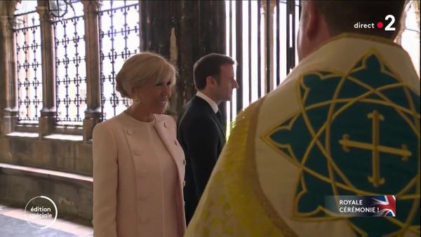 Brigitte Macron : elle opte pour la douceur avec un ensemble rose poudré pour assister au couronnement de Charles III