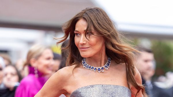 Cannes 2023 : Carla Bruni brille de mille feux, pierres précieuses et robe métallisée à la coupe étonnante