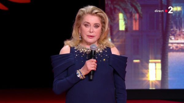 Catherine Deneuve émue : "pardon !", elle fait une bourde en direct sur la scène du Festival de Cannes