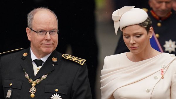 Charlene de Monaco : bibi sur la tête et tailleur rose pâle, elle fait sensation au bras de son mari au couronnement de Charles III